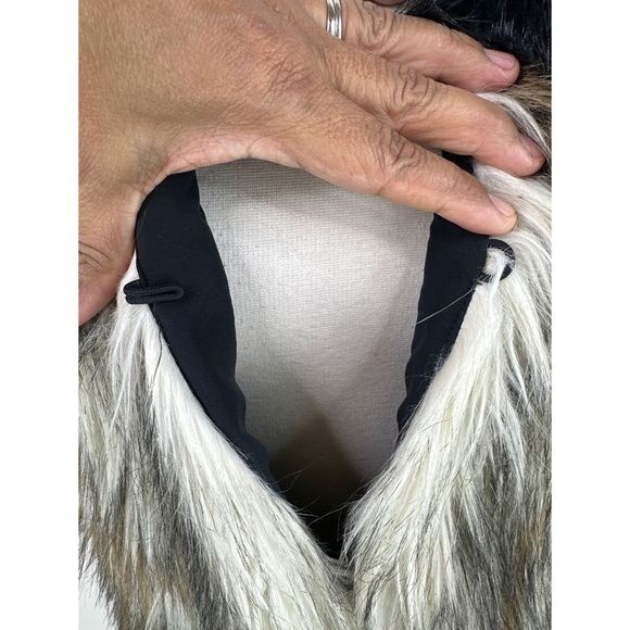 Tatula Faux Fur Vest - Picture 4 of 10